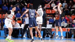 Jugadores de Fibwi Mallorca en un partido de baloncesto contra Tizona Burgos