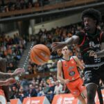 Jugadores de baloncesto en un partido entre Fibwi Mallorca y Leyma Coru&ntilde;a
