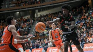 Jugadores de baloncesto en un partido entre Fibwi Mallorca y Leyma Coru&ntilde;a