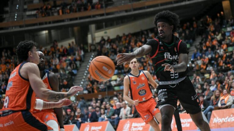 Jugadores de baloncesto en un partido entre Fibwi Mallorca y Leyma Coru&ntilde;a