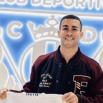 Dani Rodríguez posando con la camiseta del CD Leganés