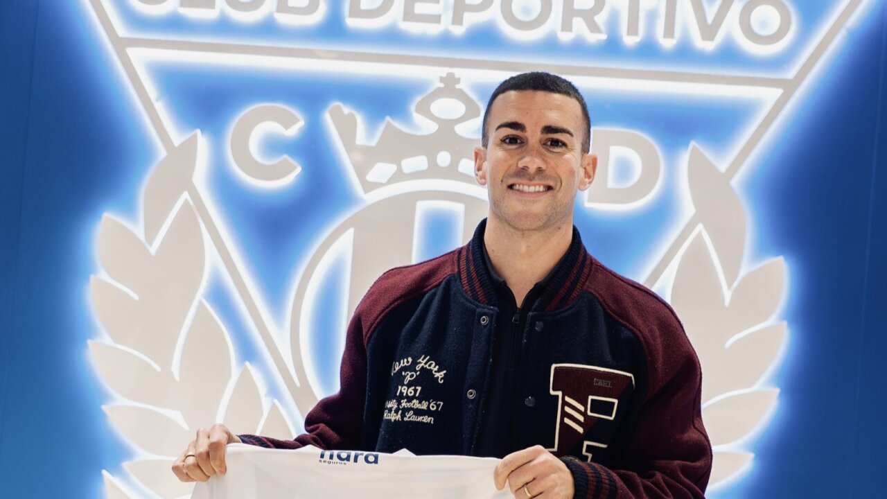 Dani Rodr&iacute;guez posando con la camiseta del CD Legan&eacute;s