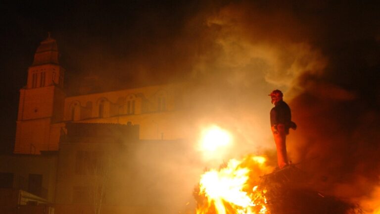 Calvi&agrave; enciende 15 foguerons para abrir 2026 al ritmo de Sant Antoni y Sant Sebasti&agrave;
