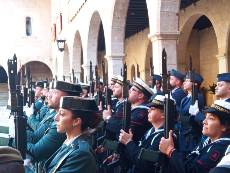 Miembros de las fuerzas armadas en formaci&oacute;n durante una ceremonia