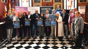 Grupo de personas en la presentaci&oacute;n del Foro HORECA en la Sala Palma