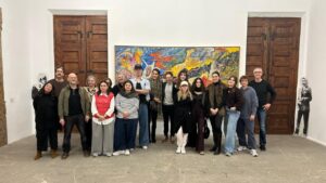 Grupo de personas posando en el Casal Solleric durante la exposici&oacute;n QSL.