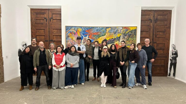 Grupo de personas posando en el Casal Solleric durante la exposici&oacute;n QSL.