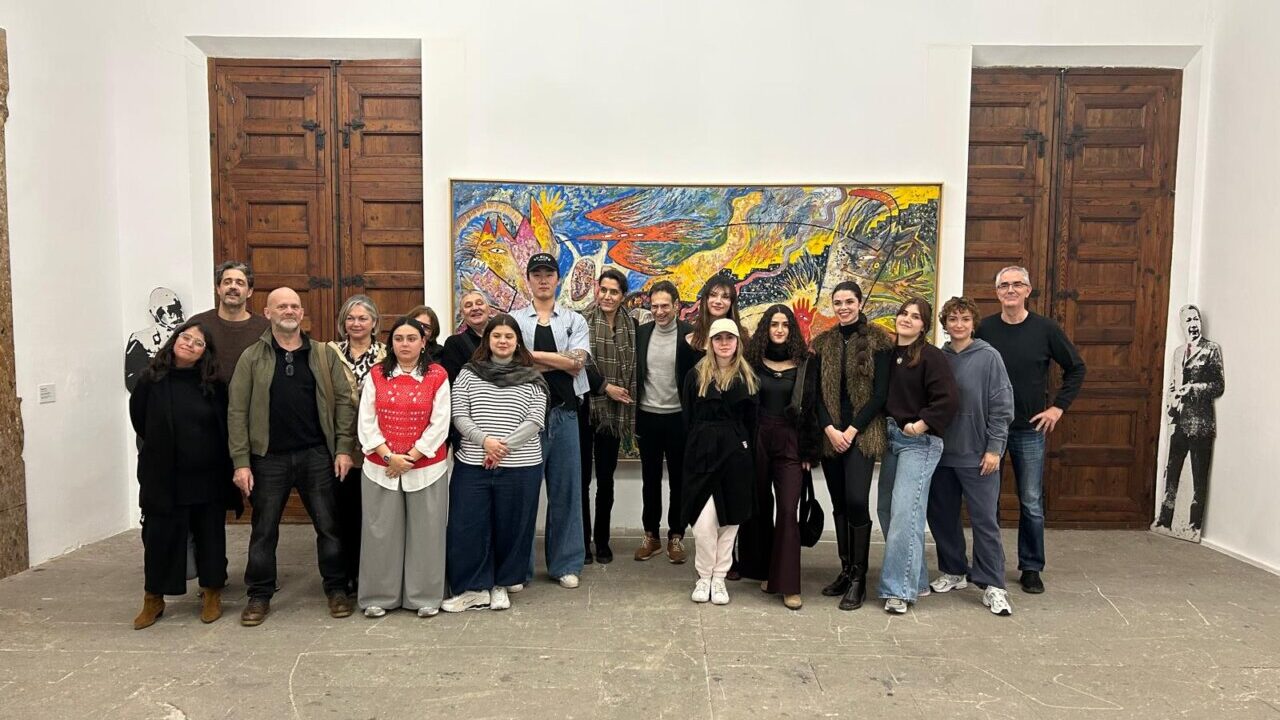 Grupo de personas posando en el Casal Solleric durante la exposici&oacute;n QSL.