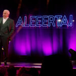 Agust&iacute;n Mart&iacute;nez 'el Casta' en escena durante la actuaci&oacute;n de Aleeerta con luces de fondo