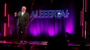 Agust&iacute;n Mart&iacute;nez 'el Casta' en escena durante la actuaci&oacute;n de Aleeerta con luces de fondo