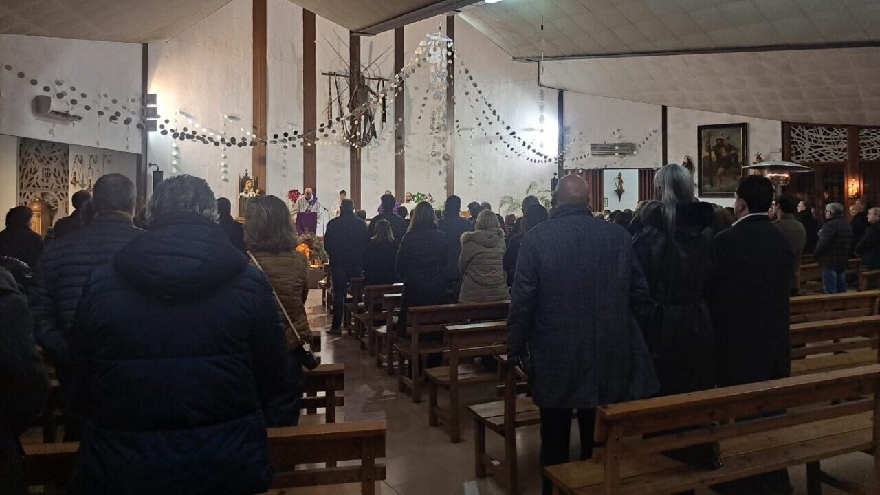 Ceremonia de despedida en el funeral de Miquel Contest&iacute; con asistentes en la iglesia.