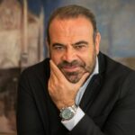 Gabriel Escarrer posando con una mano en la barbilla en un fondo art&iacute;stico