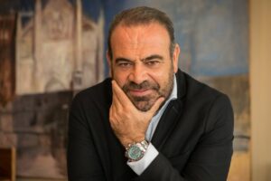 Gabriel Escarrer posando con una mano en la barbilla en un fondo art&iacute;stico