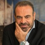 Gabriel Escarrer posando con una mano en la barbilla en un fondo art&iacute;stico