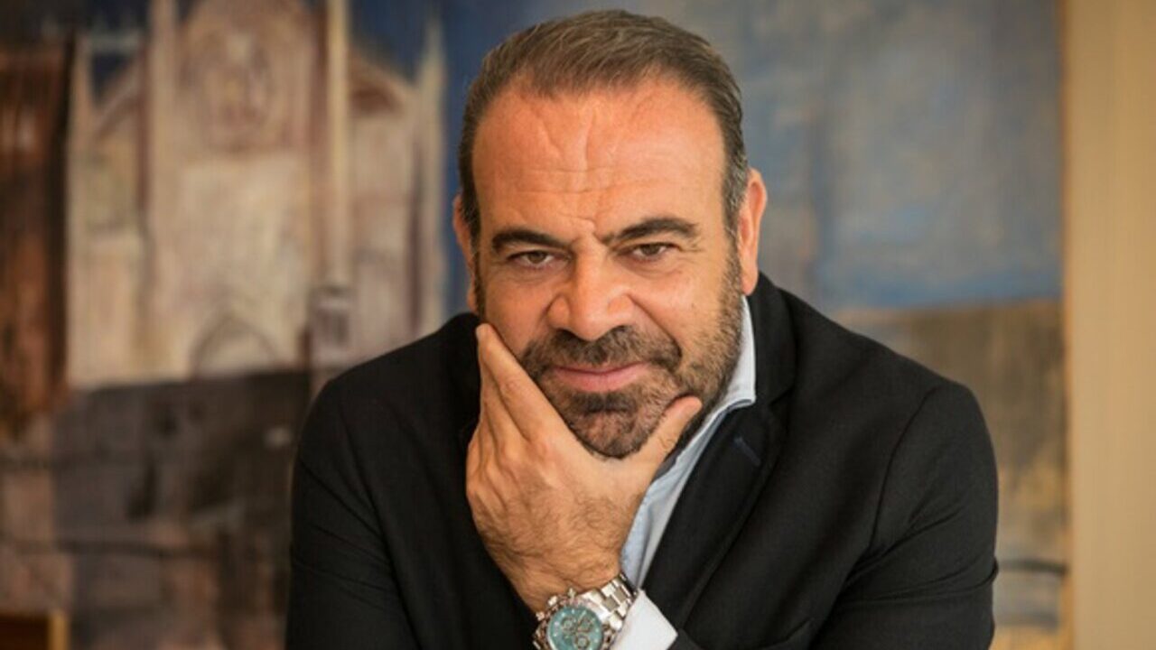 Gabriel Escarrer posando con una mano en la barbilla en un fondo art&iacute;stico