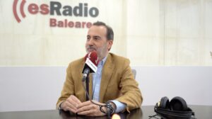 Gabriel Lesenne durante una entrevista en esRadio sobre acuerdos pol&iacute;ticos