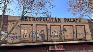 Fachada de los antiguos cines Metropolitan con grafitis visibles