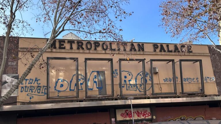 Fachada de los antiguos cines Metropolitan con grafitis visibles