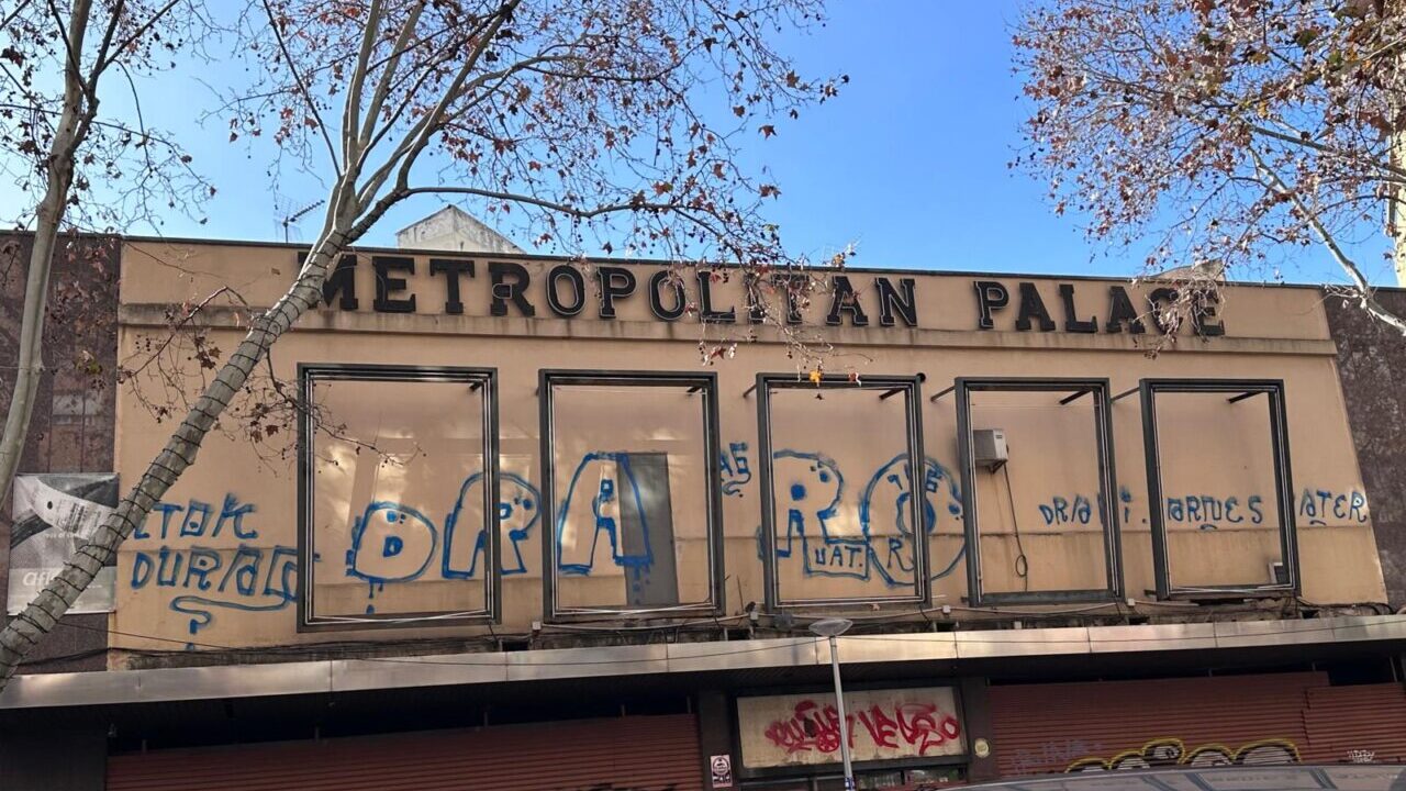 Fachada de los antiguos cines Metropolitan con grafitis visibles