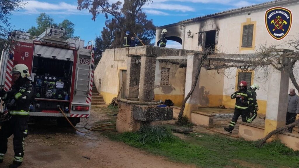 Bomberos en la escena de un incendio en una casa en Llucmajor