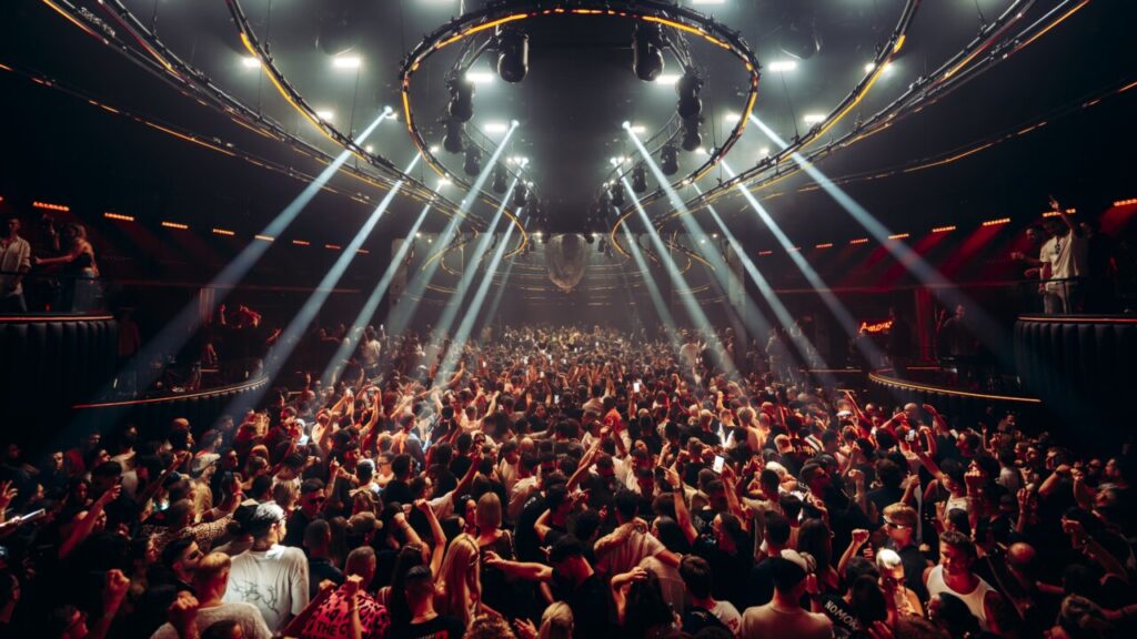 Multitud disfrutando de la fiesta de apertura en H&iuml; Ibiza