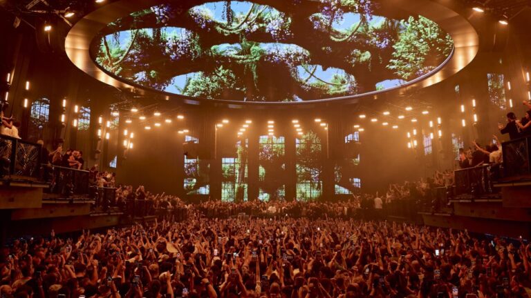 Multitud disfrutando de un evento en [UNVRS]