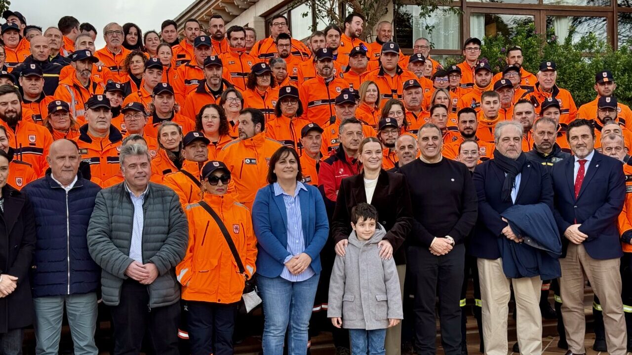 Grupo de voluntarios de Protecci&oacute;n Civil en un homenaje en Baleares