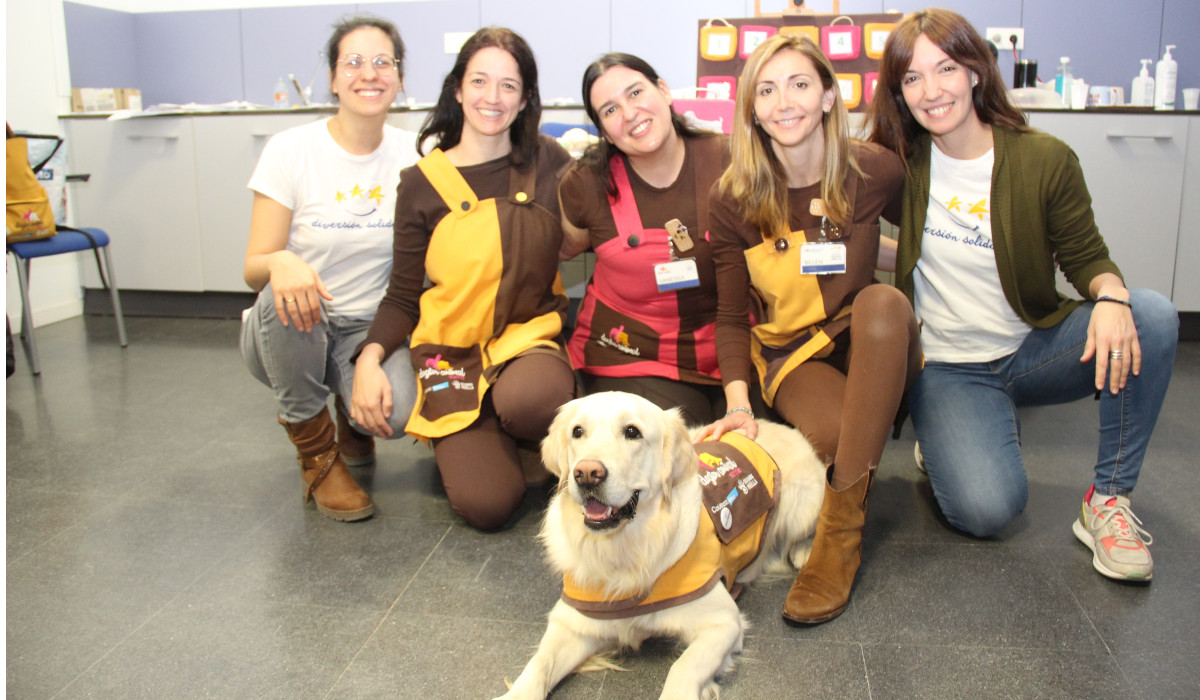 Grupo de personas y un perro en el Hospital Universitario del Henares