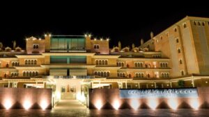 Vista exterior del Hotel Granada Palace iluminado por la noche