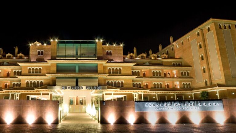 Vista exterior del Hotel Granada Palace iluminado por la noche