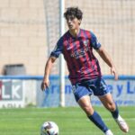Hugo Anglada jugando fútbol con el equipo de Huesca