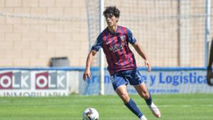 Hugo Anglada jugando f&uacute;tbol con el equipo de Huesca