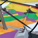 Vista detallada de la cubierta del velero Settebello con pintura colorida