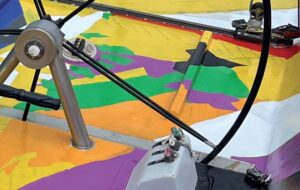 Vista detallada de la cubierta del velero Settebello con pintura colorida