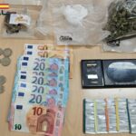 Intervenci&oacute;n policial con drogas y dinero en efectivo sobre una mesa