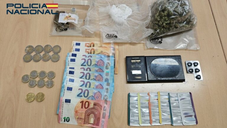 Intervenci&oacute;n policial con drogas y dinero en efectivo sobre una mesa