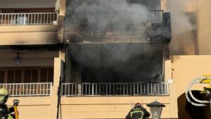 Bomberos extinguiendo un incendio en un apartamento en el Puerto de Alc&uacute;dia