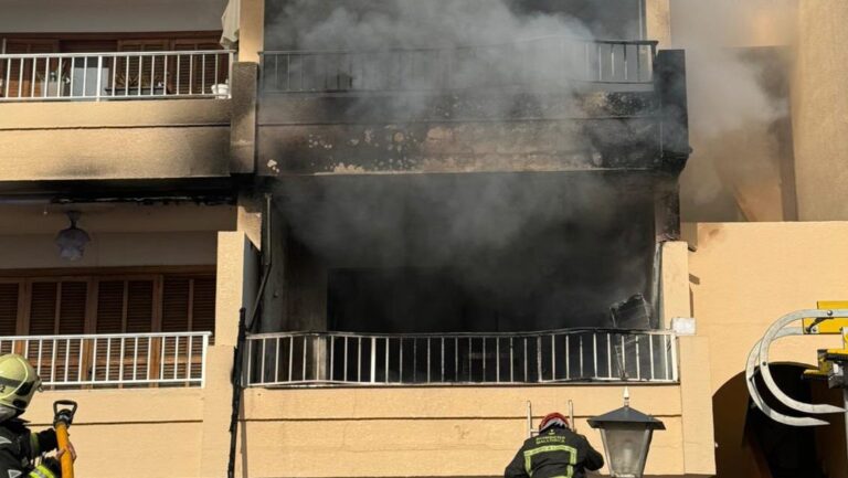 Bomberos extinguiendo un incendio en un apartamento en el Puerto de Alc&uacute;dia