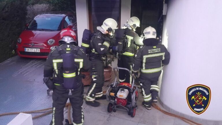 Bomberos trabajando en el incendio de una casa en Illetes, Mallorca.