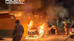 Bomberos extinguiendo un coche en llamas en Pere Garau