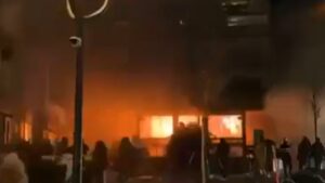 Incendio en Crans Montana con llamas y humo visible