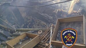 Vista del interior de un almac&eacute;n derrumbado tras un incendio en Manacor