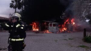 Un incendio calcina una furgoneta en Alc&uacute;dia
