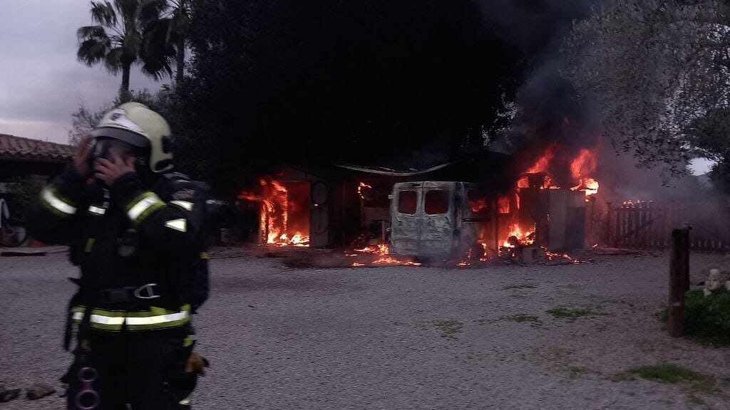 Un incendio calcina una furgoneta en Alc&uacute;dia