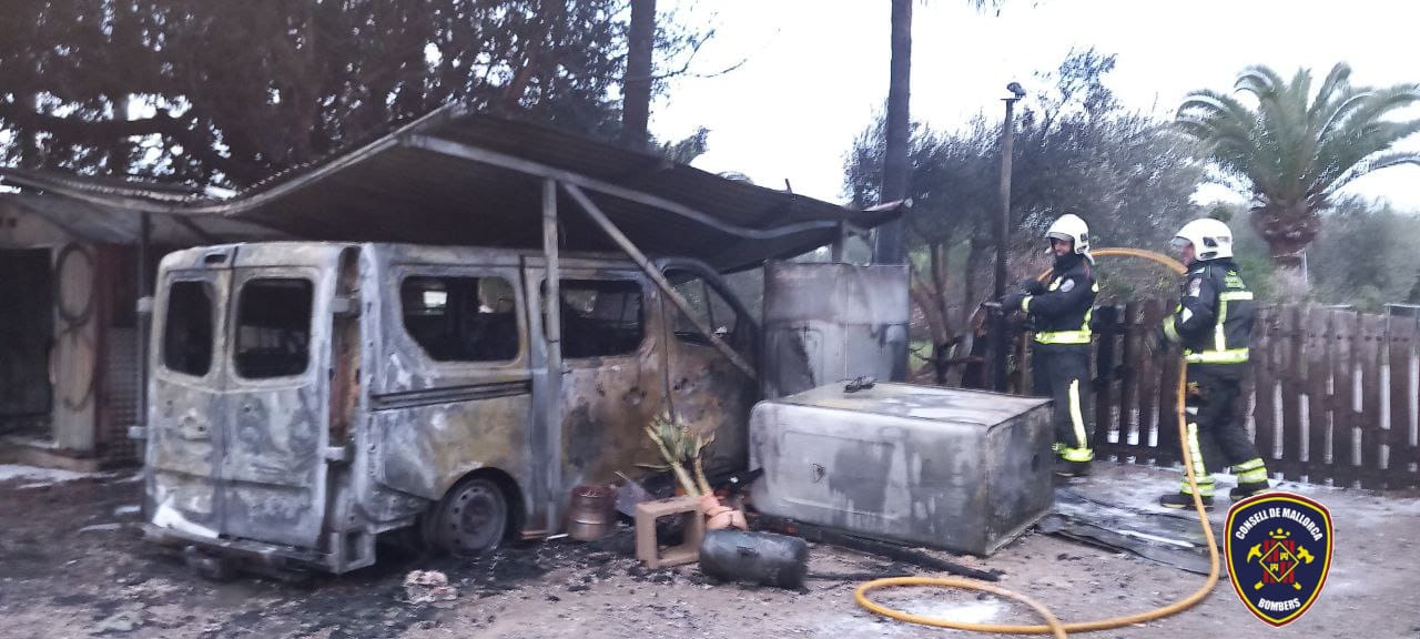 Furgoneta quemada en un incendio en Alc&uacute;dia con bomberos trabajando