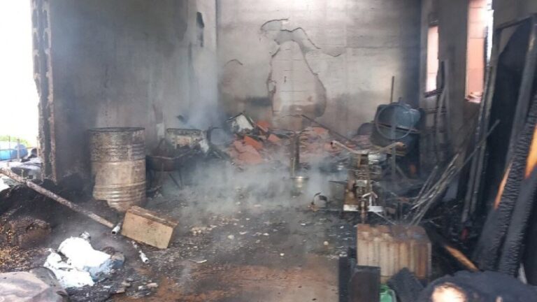 Interior de una nave agr&iacute;cola calcinada por un incendio en Campanet