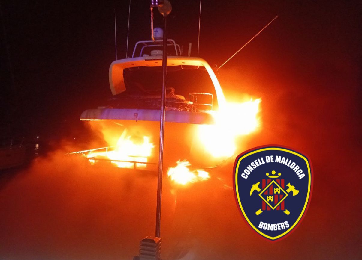 Yate en llamas en el Club N&agrave;utic de s'Arenal durante un incendio