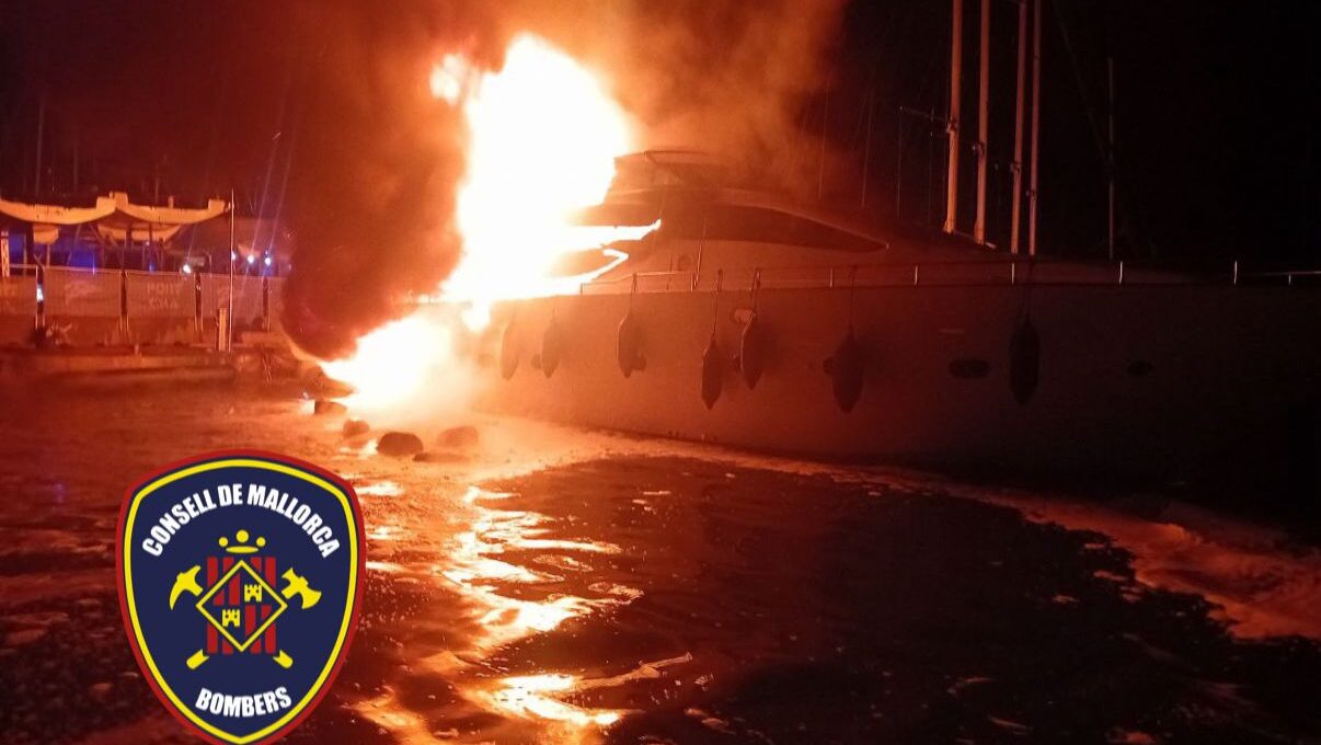 Un incendio calcina un yate de 18 metros en el Club N&agrave;utic de s'Arenal