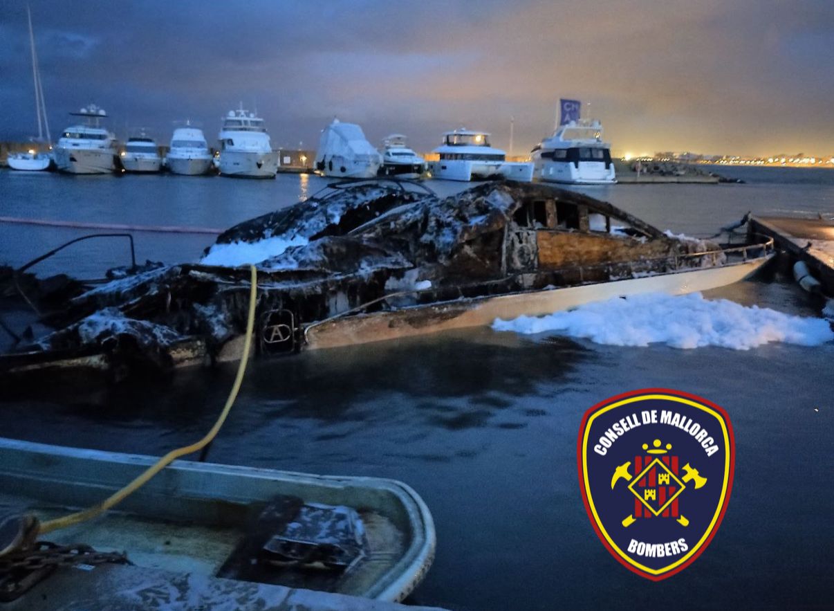 Yate calcinado en el Club N&agrave;utic de s'Arenal tras un incendio