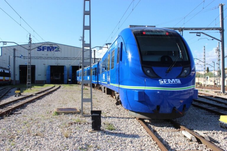Tren de Serveis Ferroviaris de Mallorca en la estaci&oacute;n de Marratx&iacute;
